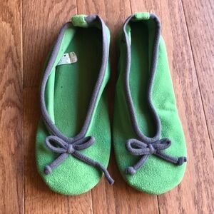 Isotoner Totes green fleece padded slippers